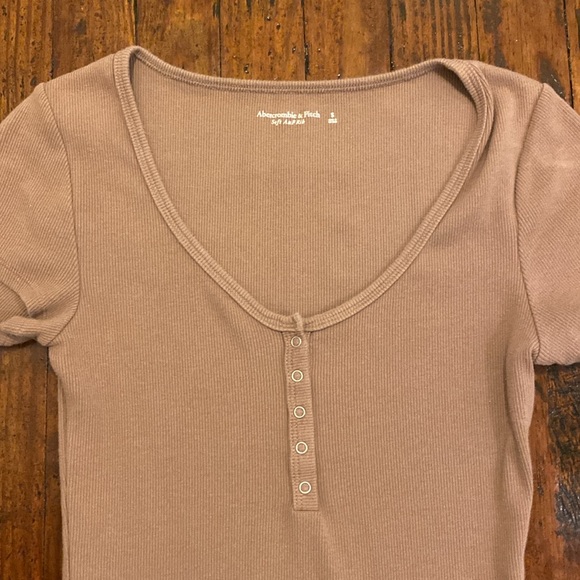 Abercrombie & Fitch. Soft A&F Ribbed Bodysuit. Size Small. - Picture 2 of 4